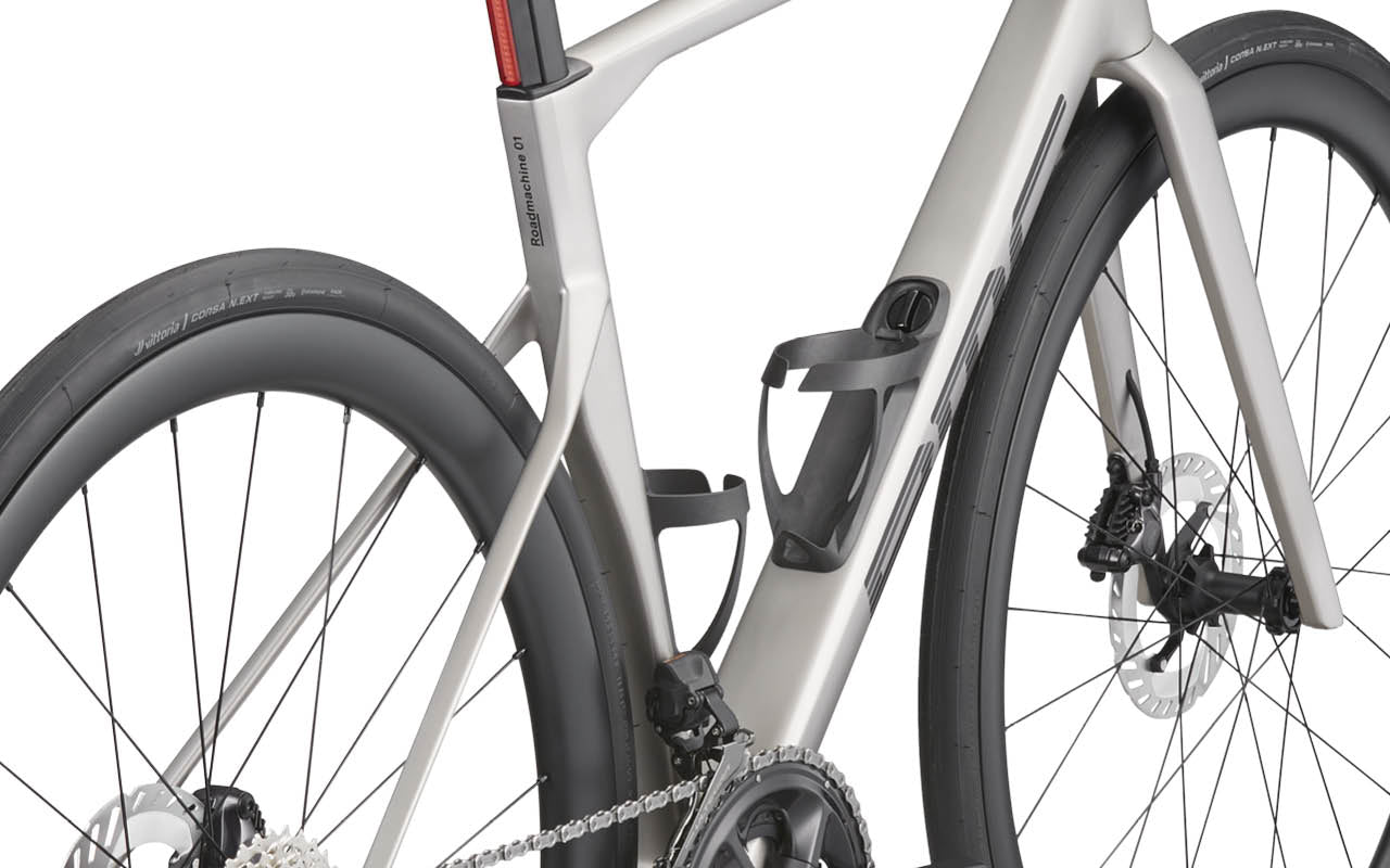 Roadmachine 01 THREE Arctic Silver – BMC USA Corporation